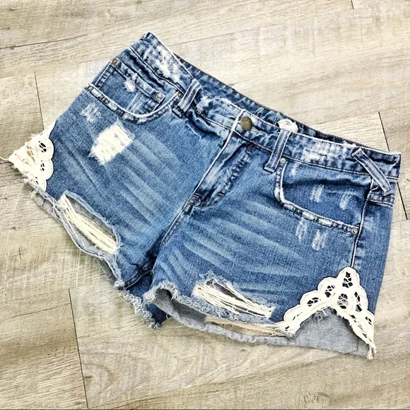 Free People Women’s Battenberg Distressed Denim Jean Shorts Crochet Lace Size 27 - Picture 2 of 4
